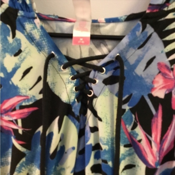 NO Boundaries Med (7-9) multi color  hooded romper
Lace tie front
Hooded - Picture 16 of 16